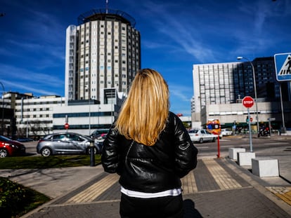 La madre de Carmen, delante del Hospital de La Paz, en Madrid, donde acudieron a urgencias por la salud mental de su hija.