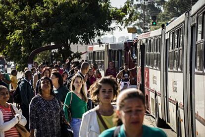 Passageiros em ponto de ônibus em São Paulo.