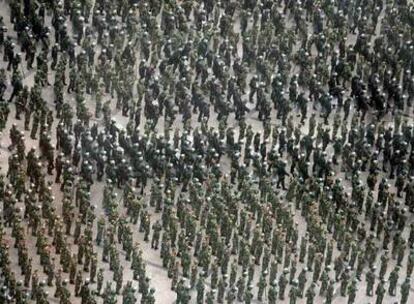 Decenas de soldados y policías antidisturbios forman en la principal plaza de Urumqi.
