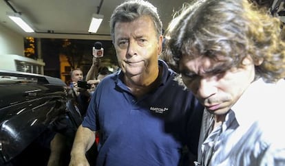 Raymond Whelan, a la izquierda, en el momento de su detenci&oacute;n.