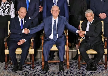 De izquierda a derecha, el primer ministro Naftali Bennett; el presidente Reuven Rivlin, y el ministro de Exteriores, Yair Lapid, el lunes en Jerusalén