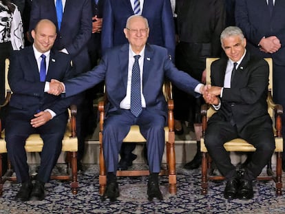 O primeiro-ministro Naftali Bennett (à esquerda), o presidente Reuven Rivlin e o ministro de Relações Exteriores, Yair Lapid, na segunda-feira em Jerusalém.