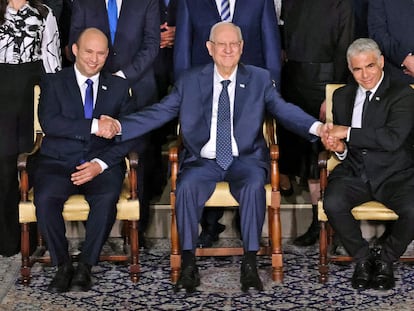 De izquierda a derecha, el primer ministro Naftali Bennett; el presidente Reuven Rivlin, y el ministro de Exteriores, Yair Lapid, el lunes en Jerusalén