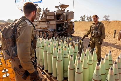 Militares israelíes preparan proyectiles cerca de la frontera con la Franja de Gaza.
