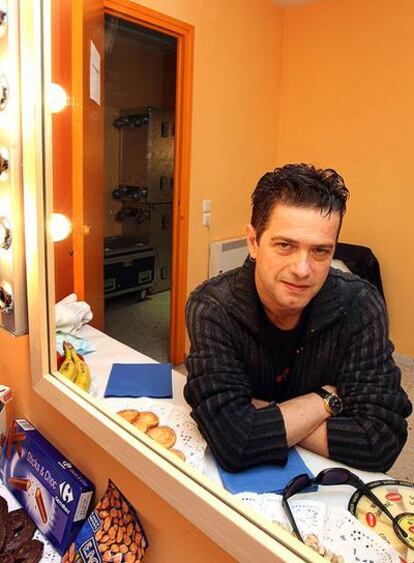 Santiago Auserón, en el camerino, poco antes de actuar en un teatro de Ciudad Real.