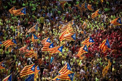 Miles de personas abarrotan el paseo de Gracia de Barcelona durante la tradicional manifestación con motivo de la Diada.