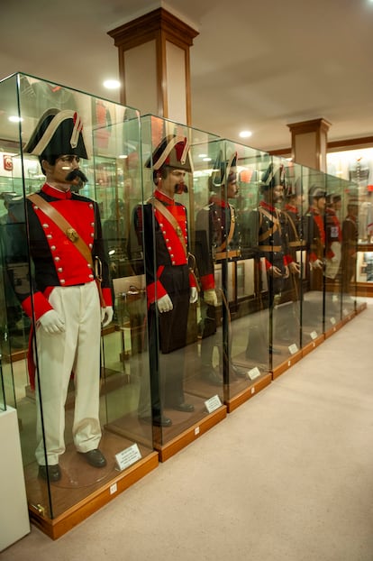 Colección de uniformes de la Guardia Civil en el siglo XIX.