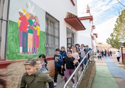 Un grupo de estudiantes salen al recreo en el Safa de Linares.