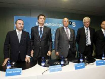 El presidente del Banco Sabadell, Josep Oliu (c), acompañado por el director general adjunto, Jaume Puig (c-d) y por el consejero delegado, Jaime Guardiola (c-i), en una rueda de prensa. EFE/Archivo