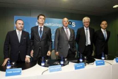 El presidente del Banco Sabadell, Josep Oliu (c), acompañado por el director general adjunto, Jaume Puig (c-d) y por el consejero delegado, Jaime Guardiola (c-i), en una rueda de prensa. EFE/Archivo