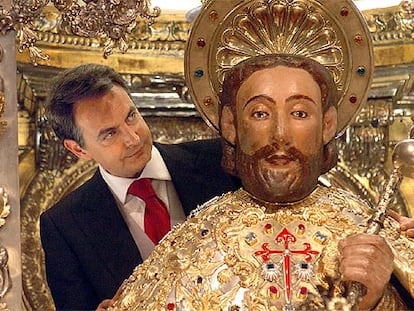 El jefe del Gobierno español, José Luis Rodríguez Zapatero, realiza el rito de los peregrinos de abrazar la imagen del apóstol Santiago el 25 de julio de 2004.