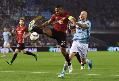 Antonio Valencia del Manchester United lucha por un balón con John Guidetti .