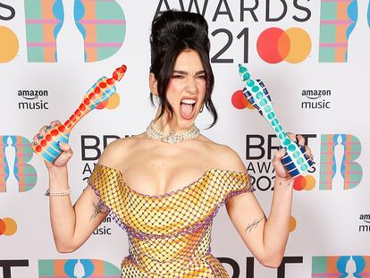 Dua Lipa, con sus premios en la gala de los Brit celebrada la noche del martes en Londres.