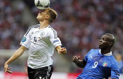 Holger Badstuber cabecea una bola en presencia de Mario Balotelli.