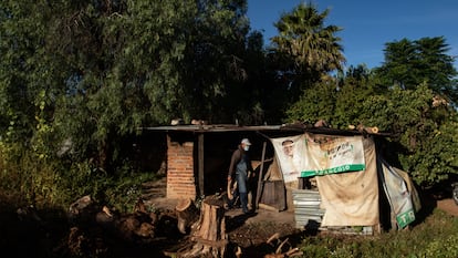 Un hombre sale de su casa al sur de Zacatecas, en 2021.