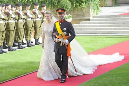 Guillermo de Luxemburgo y St&eacute;phanie de Lannoy, ya convertidos en marido y mujer. 