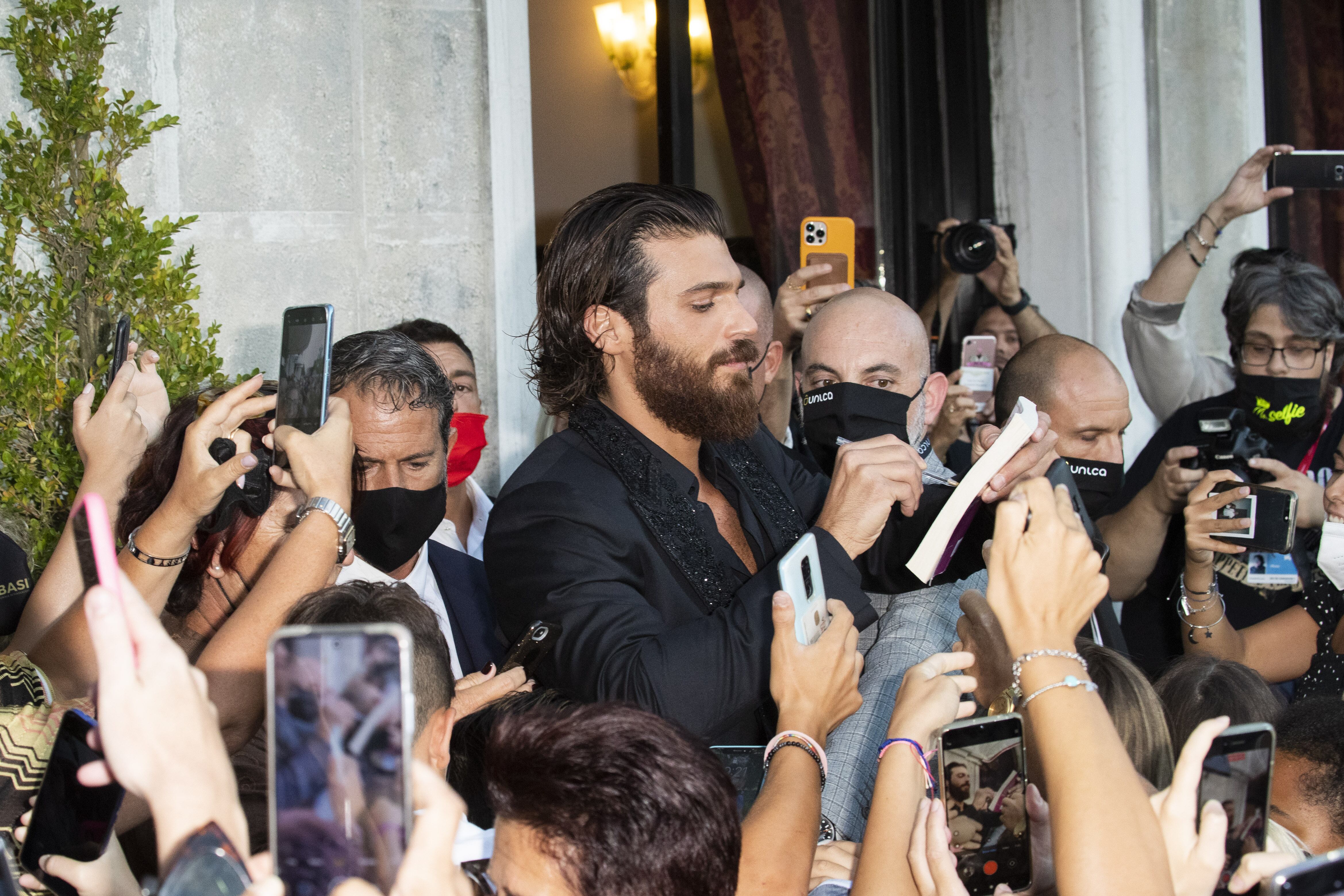 El turco Can Yaman se rodea de fans en Venecia en septiembre de 2021.