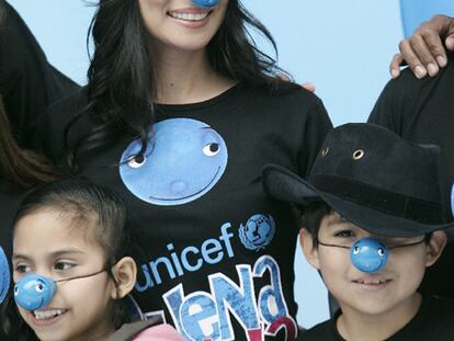 Lucy Liu ha estado en Perú para apoyar una campaña de ayuda a los niños y los adolescentes pobres del país. La actriz es embajadora de buena voluntad de UNICEF y no ha tenido reparos en ponerse una nariz de payaso azul al igual que los pequeños que la acompañaban.