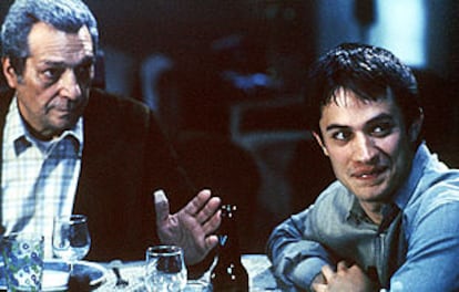 Sancho Gracia, a la izquierda, y Gael García Bernal, en una escena de la película mexicana "El crimen del padre Amaro". ESCENA