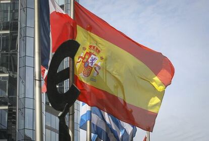 La bandera española cerca del parlamento europeo en Bruselas.