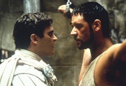 Joaquin Phoenix junto a Russell Crowe, en 'Gladiator'.