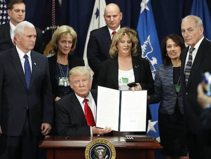El president Trump mostra l'ordre executiva amb la seva signatura.