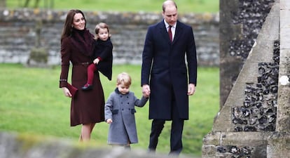 Kate Middleton, Carlota, Jorge y Guillermo de Inglaterra, a su llegada a la iglesia St Mark, el pasado 25 de diciembre.