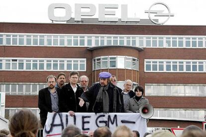 Miembros del comité de empresa de la factoría de Opel en Bochum (Alemania) informaban ayer a los empleados, que siguen en huelga.