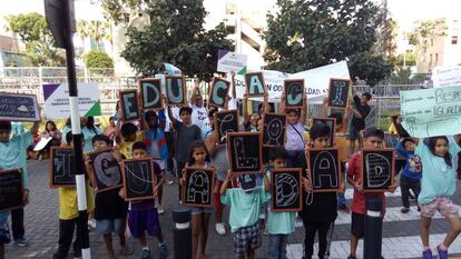 Un grupo de menores durante una concentración en Lima, el jueves.