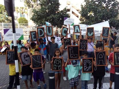 Un grupo de menores durante una concentraci&oacute;n en Lima, el jueves.