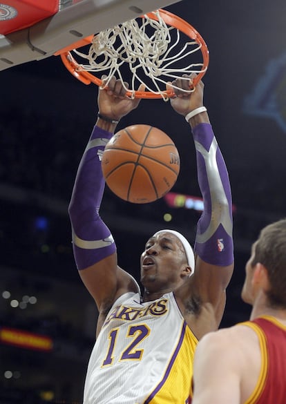 Dwight Howard machaca ante Tyler Zeller.