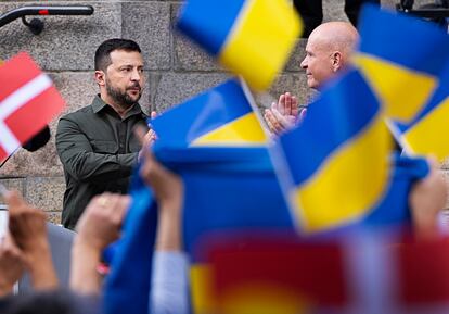 Ukrainian President Volodymyr Zelenskyy (l) and speaker of the Danish Parliament Soeren Gade in front of the Danish Parliament in Copenhagen, Denmark, 21 August 2023.