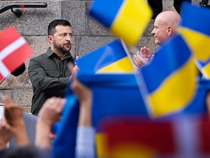 Ukrainian President Volodymyr Zelenskyy (l) and speaker of the Danish Parliament Soeren Gade in front of the Danish Parliament in Copenhagen, Denmark, 21 August 2023.