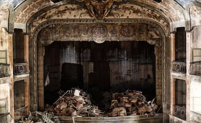 Interior en ruinas del teatro Cervantes de Tánger, en 2013.