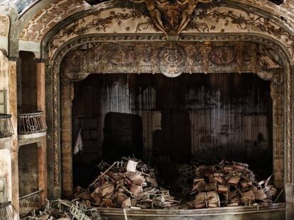 Interior en ruinas del teatro Cervantes de Tánger, en 2013.