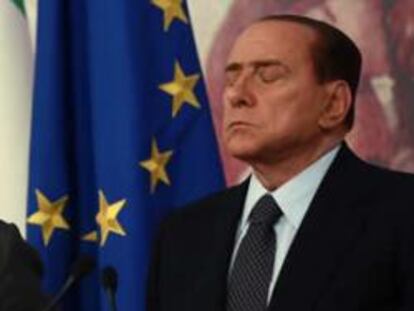 Giulio Tremonti y Silvio Berlusconi, durante su comparecencia en la sede de la Presidencia del Gobierno
en Roma.