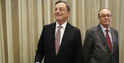 El presidente del BCE, Mario Draghi, y el gobernador del Banco de Espa&ntilde;a, Luis Mar&iacute;a Linde. pablo monge