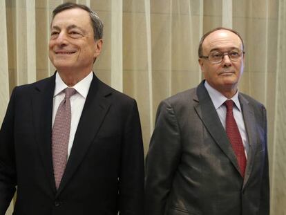 El presidente del BCE, Mario Draghi, y el gobernador del Banco de Espa&ntilde;a, Luis Mar&iacute;a Linde. pablo monge