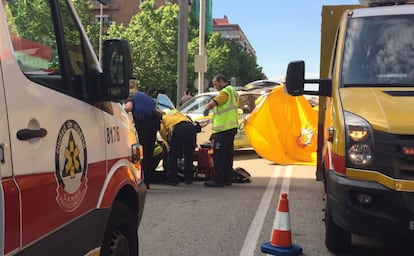 Facultativos del Samur atienden al hombre atropellado.