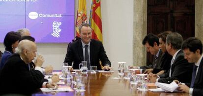 El presidente del Gobierno valenciano, Alberto Fabra (en el centro), durante una reuni&oacute;n celebrada ayer en Valencia. 