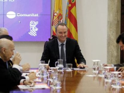 El presidente del Gobierno valenciano, Alberto Fabra (en el centro), durante una reuni&oacute;n celebrada ayer en Valencia. 