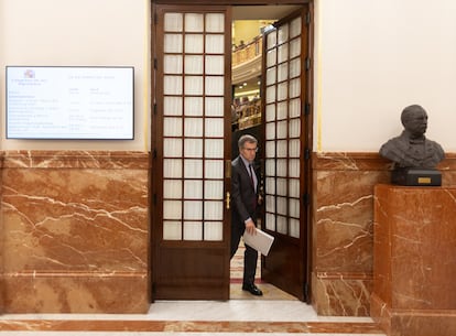 El líder del PP, Alberto Núñez Feijóo, sale de una sesión de control al Gobierno, este miércoles en el Congreso de los Diputados.