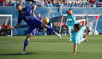 Remate acrobático de Suárez para batir a Cuéllar.