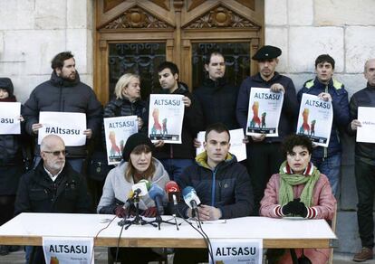 Ediles de varios pueblos de Navarra en un acto de rechazo a la versi&oacute;n de que dos miembros de la Guardia Cil y sus parejas fueran apaleados deliberadamente en Alsasua. 