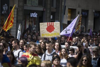 La secretaria general del SE, Coral Latorre, ha hecho una valoración positiva de la jornada de huelga cifrando en un 80% el seguimiento en institutos y universidades, y ha reprochado el "estado de excepción" en el que se encuentra Cataluña. En la imagen, los manifestantes marchan con pancartas.