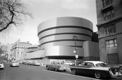 <p><strong>Lo que pensamos hoy.</strong> El Guggenheim de Nueva York es desde hace décadas uno de los edificios más admirados dentro del propio gremio arquitectónico. Se inauguró por todo lo alto seis meses después de la muerte de su autor, Frank Lloyd Wright, y todo el mundo quedó asombrado por su original interior en espiral y su exterior troncocónico. Hoy es además uno de los monumentos más visitados de la ciudad.</p> <p><strong>Lo que dijeron entonces.</strong> No todo el mundo estaba tan satisfecho cuando el museo abrió sus puertas. Lewis Mumford se quejaba en la revista The New Yorker del techo bajo, el exceso de luz natural y las dificultades expositivas que entrañaban unas paredes curvas e inclinadas. Y añadía: “el vacío triunfo de Wright es algo muy malo porque cede el peso de su genio a la aberración de moda del momento, la curiosa creencia de que los aspectos funcionales de la arquitectura son irrelevantes […] Los mayores no deberían dar un mal ejemplo a los jóvenes, y el más grande de nuestros maestros arquitectónicos no debió, mientras aún estaba sano y en plenas facultades mentales, haber agregado tal codicilio a su última voluntad y testamento”.</p>