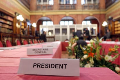 Mesa de la presidencia de la cumbre de la UE, hoy en Bruselas.