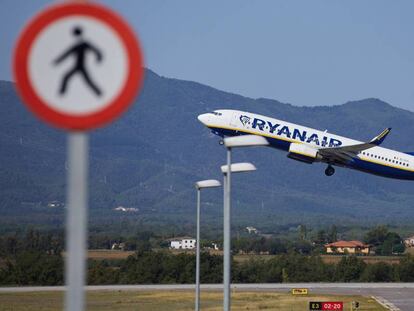 Un avión de la compañía aérea Ryanair despega en el aeropuerto de Gerona.