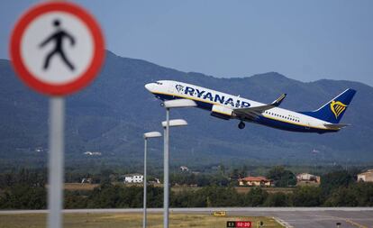 Un avión de la compañía aérea Ryanair despega en el aeropuerto de Gerona.