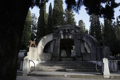 Panteón en el que descansa Francisco Pi i Margall, que fue presidente de la primera república en 1873. El mausoleo, que está situado en la zona del cementerio civil de La Almudena, es uno de los símbolos masónicos más importantes del camposanto.